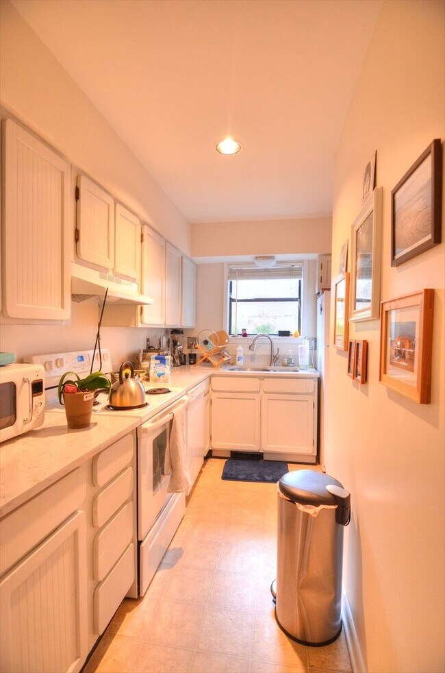 Foto del edificio - Rare End-Unit Townhome in Carrboro with Beautiful Updates! Available Early July!