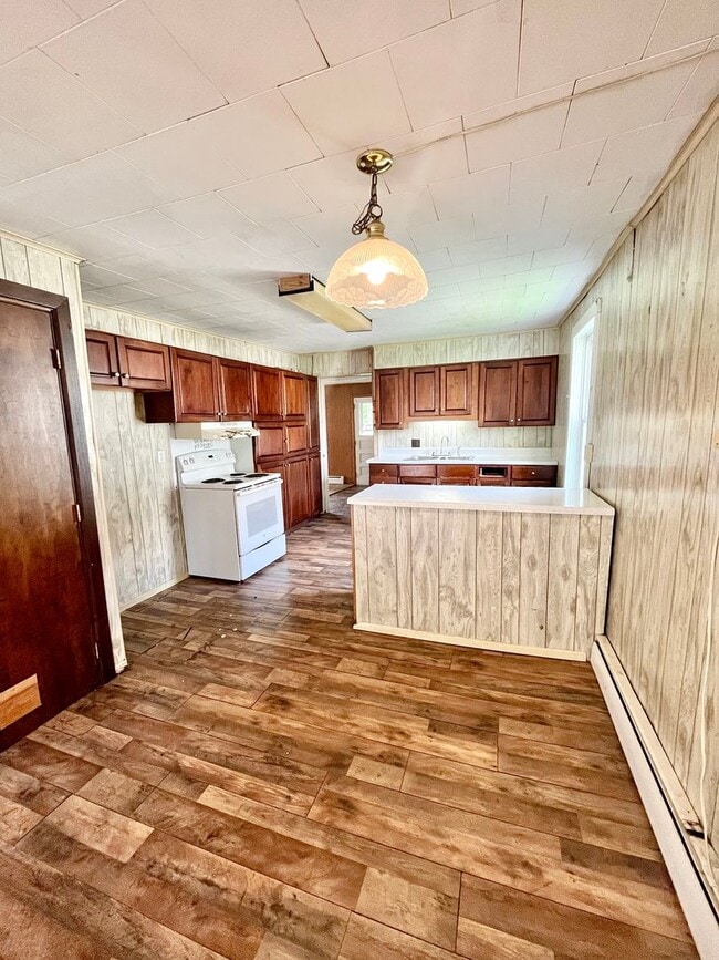 Building Photo - 3 Bedroom, 2 Bathroom Single Family Home