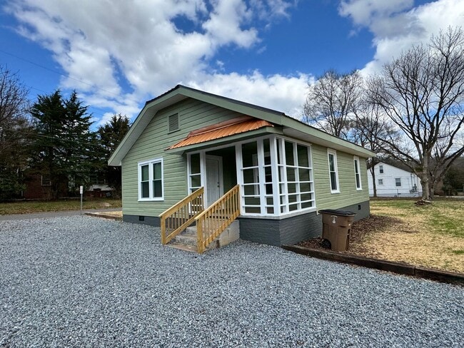 Building Photo - 2/1 House currently being remodeled. Shoul...