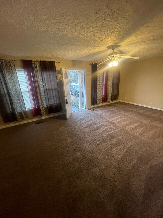 Building Photo - 3 Bed 2.5 Bath Townhome For Rent in Prattv...