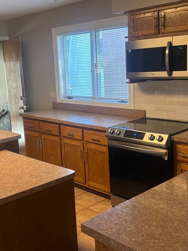 Building Photo - 21 Lakeview Pl