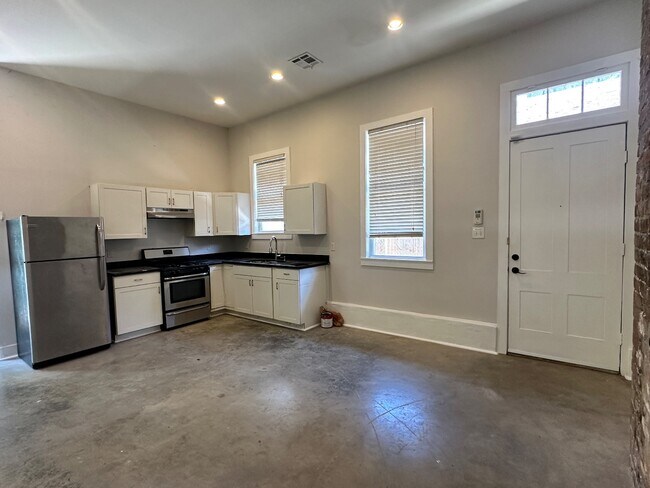 Foto del edificio - Chic 1BR with High Ceilings, In-Unit Laundry, and Courtyard—Near Mid-City Favorites