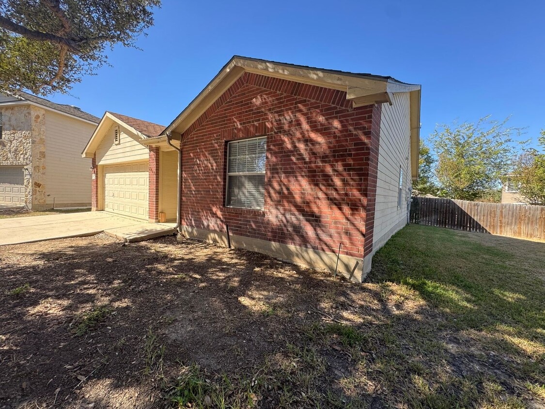 Foto principal - Nice 3 bedroom 2 Bath One Story Home..Avai...