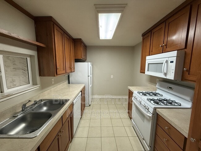 Building Photo - 390 Ash St