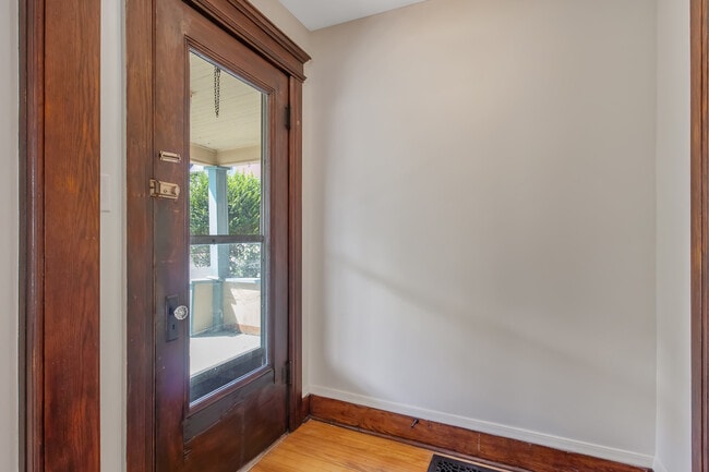 Building Photo - 262 Tennyson Ave