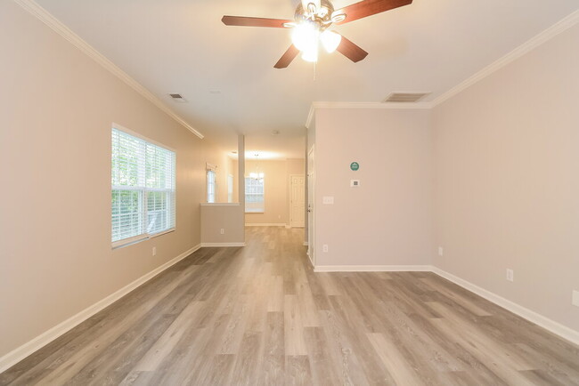 Building Photo - 210 River Hills Dr