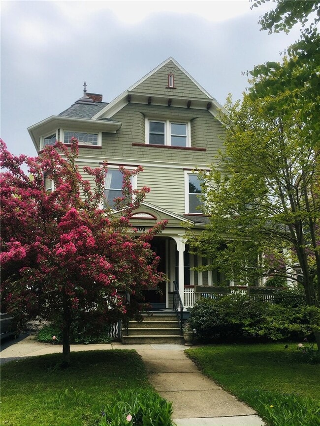 Building Photo - 209 Linden St