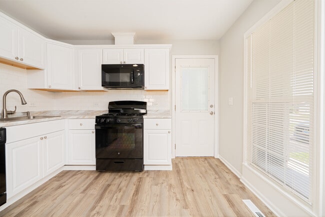 Building Photo - 6 E Briarwood Dr
