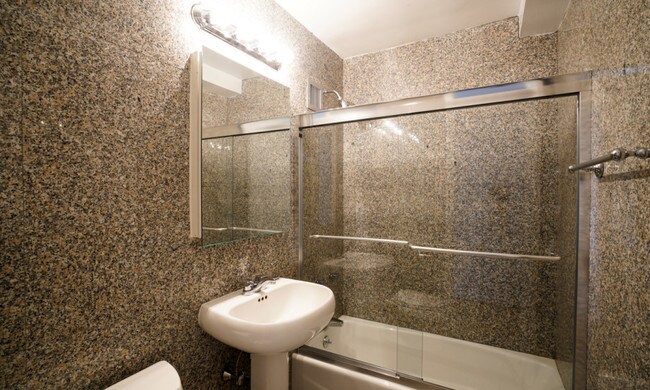 Foto del edificio - 330 W 58th St