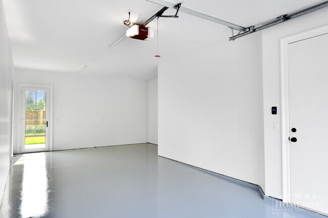 Photo du bâtiment - Spacious Executive 3-Bedroom Suite with Private Yard & Utilities Included