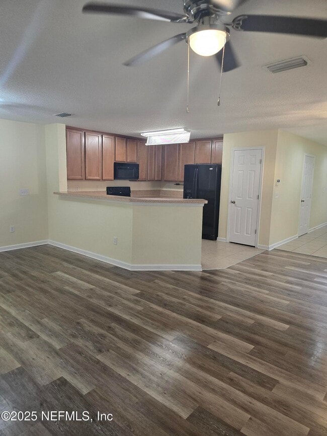 Building Photo - 811 Black Cherry Dr S