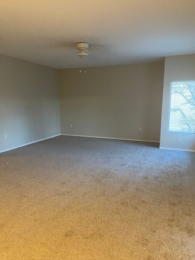 Building Photo - Freshly Painted Beautifully Rehabbed Upsta...