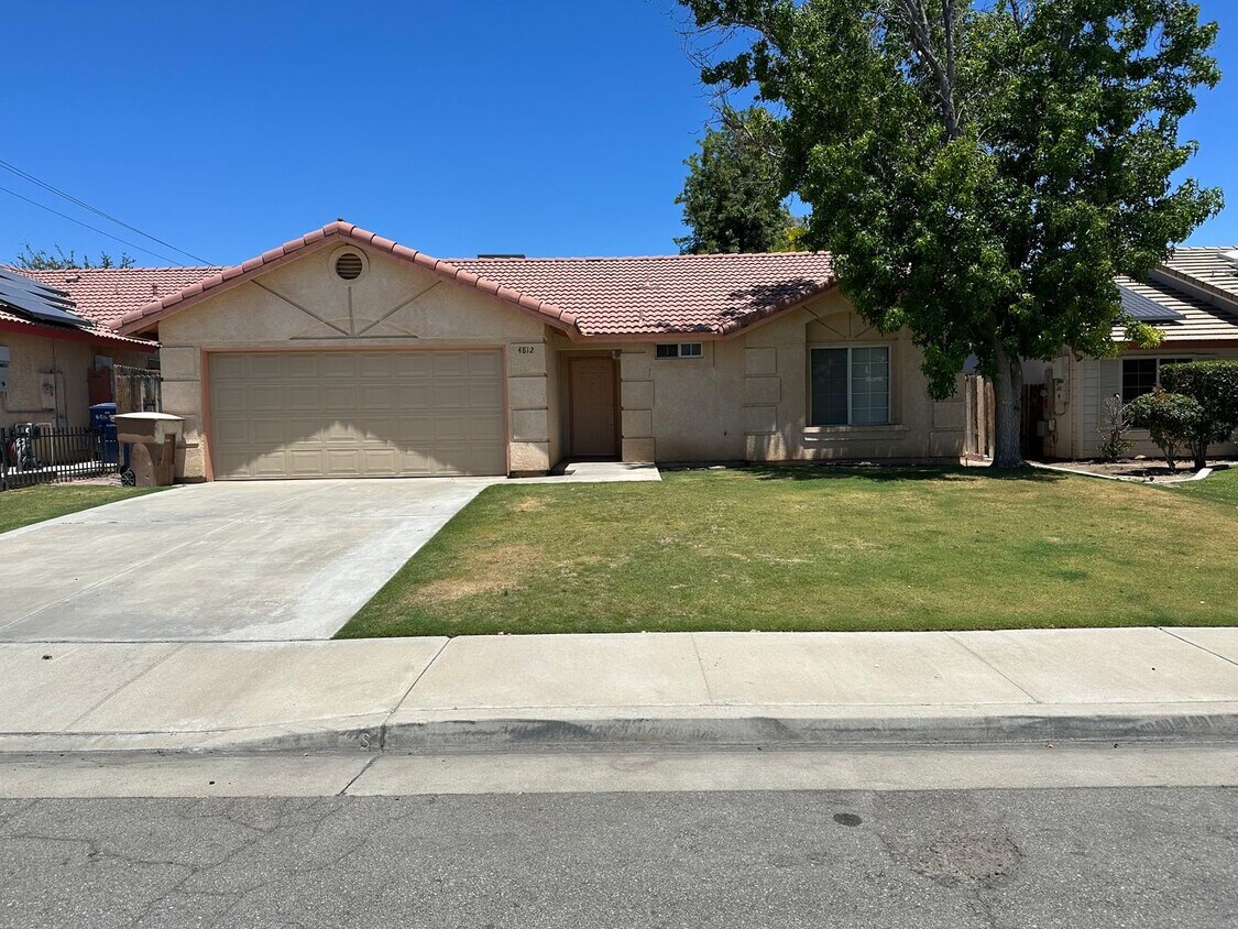 Foto principal - 3 Bedroom/2 Bath Home in the Southwest - $...
