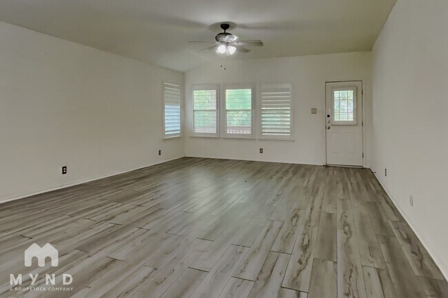 Foto del edificio - 4611 Echo Lake Dr