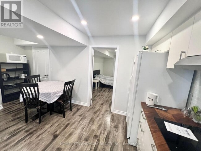 Building Photo - 18 Fountain Ct