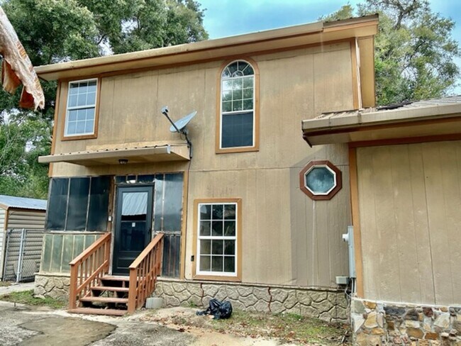 Building Photo - Large 3 Bedroom