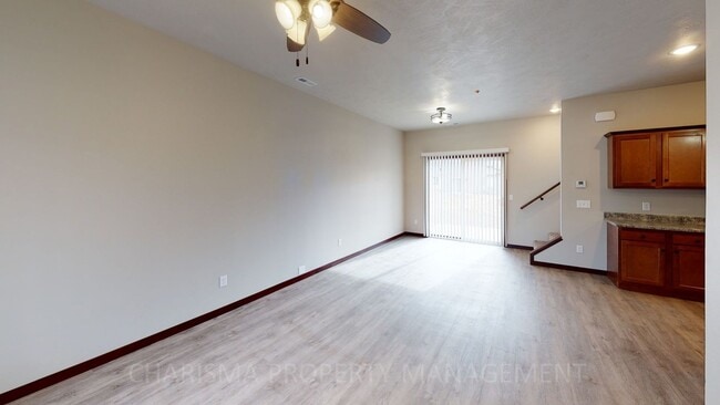 Foto del edificio - 3 BD, 2.5 BA TOWNHOME, DOUBLE ATTACHED GARAGE, PET FRIENDLY, HARRISBURG