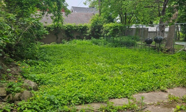 Foto del edificio - 2577 N Frederick Ave