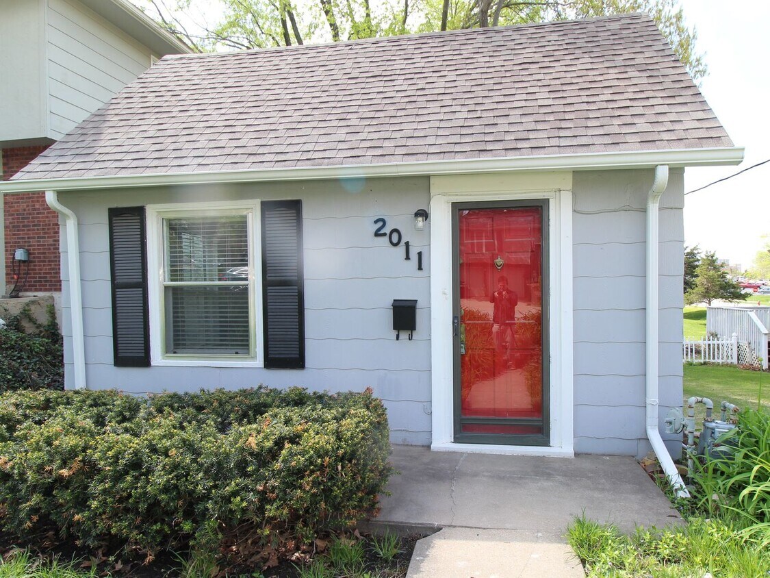 Foto principal - Updated 1 Bedroom 1 Bath Home In Kansas Ci...
