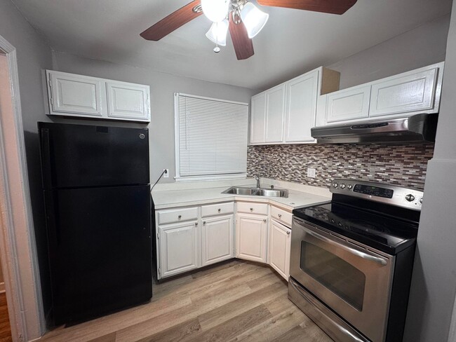 Building Photo - Beautiful 2 bed 1 bath Townhouse in the So...