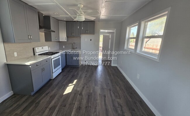 Foto del edificio - 5107 Hutchinson Rd