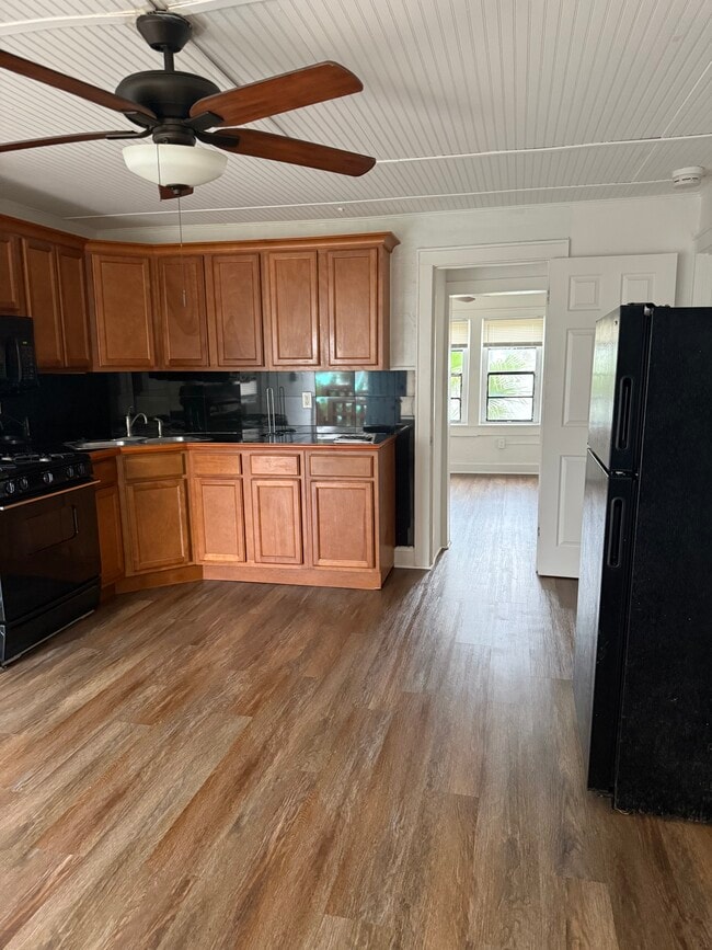 Building Photo - 919 N Grandview Ave