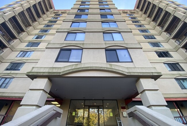 Building Photo - 1600 Park Cir