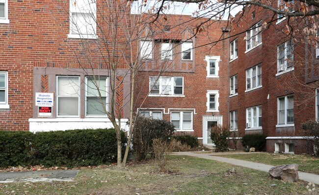Building Photo - 2805 Stratford - Amazing location one block from University of Cincinnati