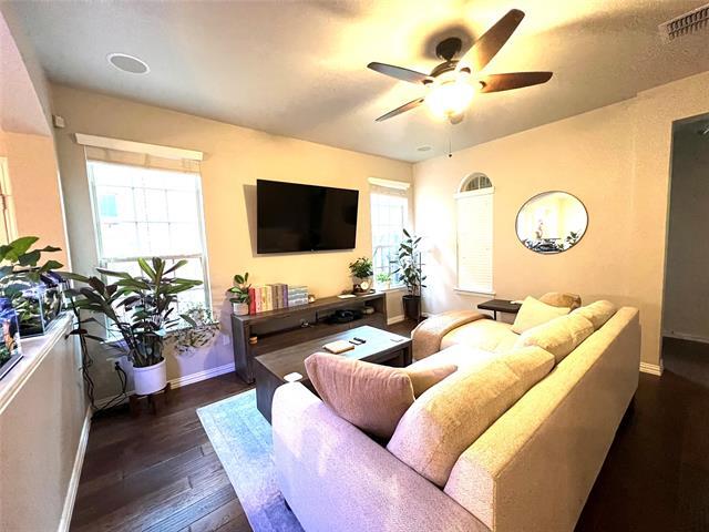 Building Photo - 853 Llano Dr