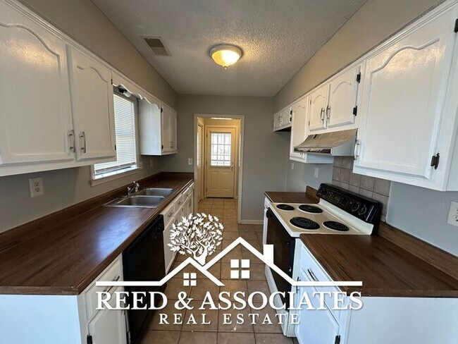 Foto del edificio - Corner Lot with TONS of space!