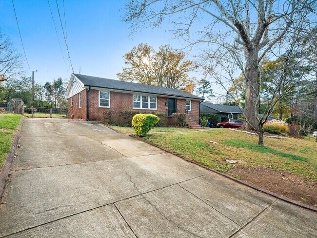 Foto del edificio - "Charming 3-Bed Home with Gleaming Hardwood Floors on Sheffield Road!"