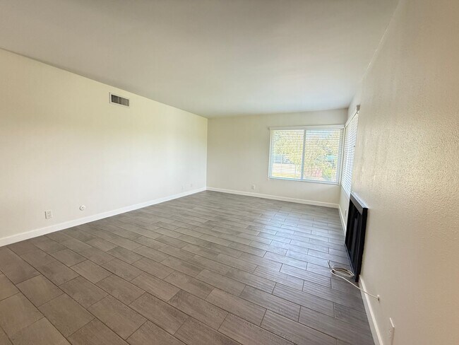 Building Photo - Charming 2 Bedroom Condo for Rent in Newhall!