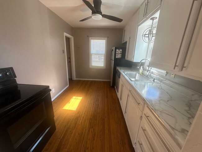 Building Photo - Three Bedroom, Two Bathroom Home! One car ...