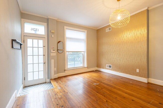 Building Photo - Stunning 2 BR + Den/2.5 BA Two-Level Home ...