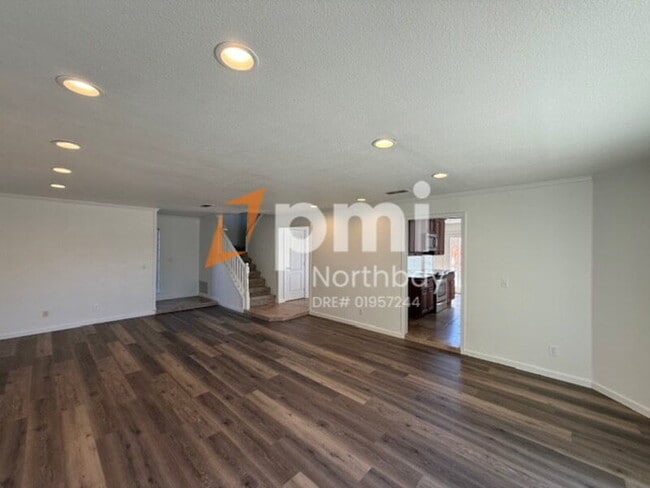 Building Photo - 893 Deerfield Pl