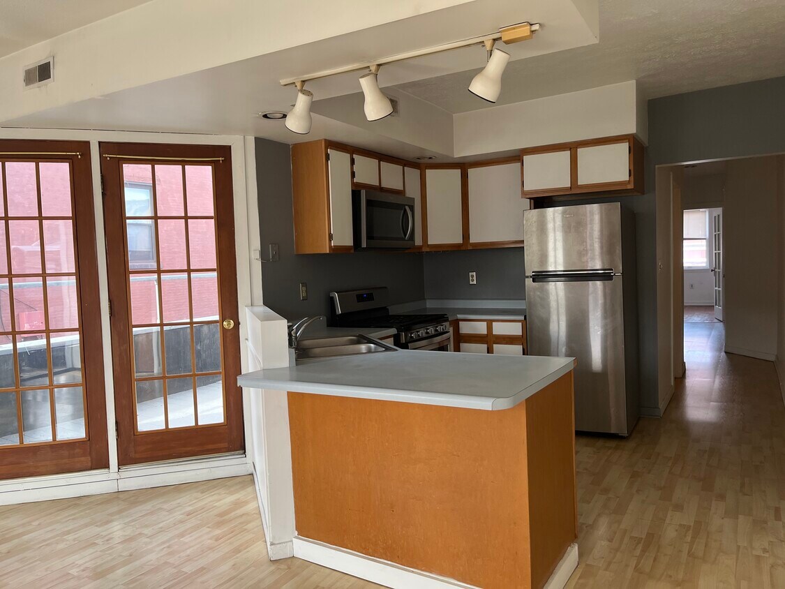 Primary Photo - 2328-2 E Carson St