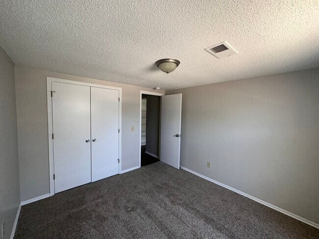 Foto del edificio - 2124 Lakecrest Dr, Moore, OK 73170