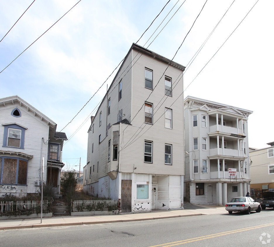 Building Photo - 685 S Main St
