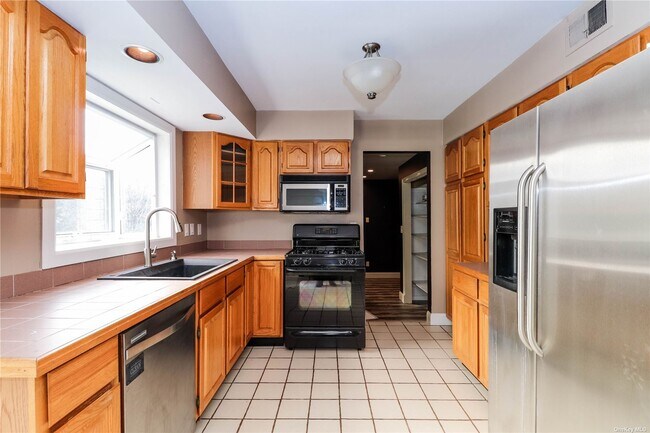 Building Photo - 2 Ridgeview Pl