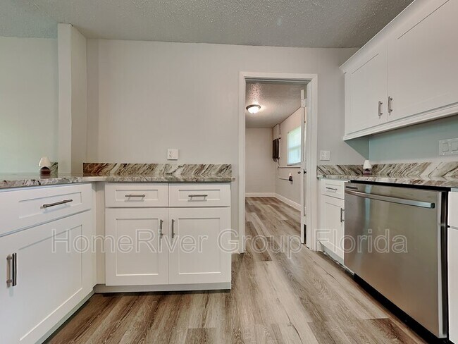 Foto del edificio - 1419 NE 25th Pl