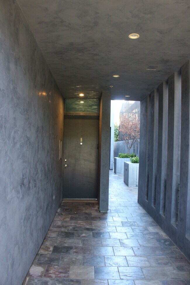 Foto del edificio - 613 N West Knoll Dr