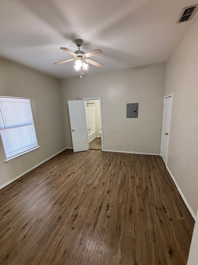 Building Photo - 446 S Texas Ave