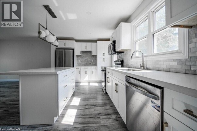 Building Photo - 33 SIXTH Avenue Unit# UPPER