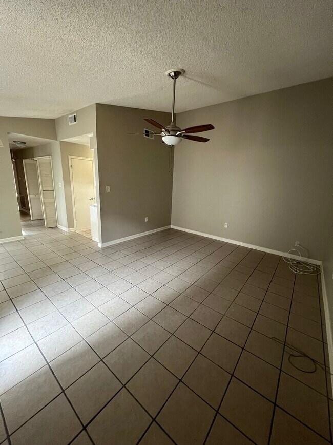 Foto del edificio - 1127 Willow Creek Dr