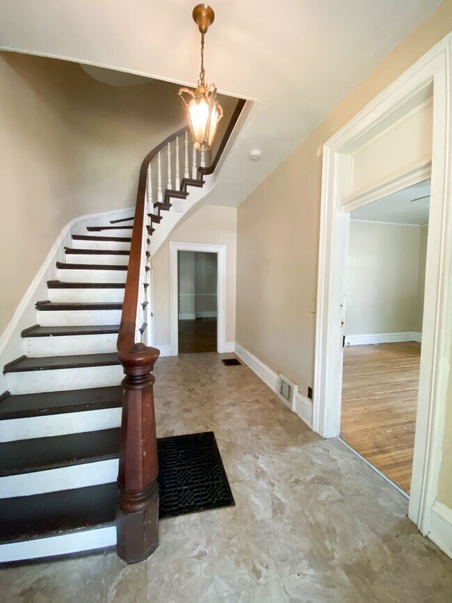 Foto del edificio - 4 bedroom and 2 bathroom house located on ...