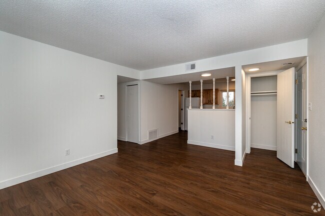 3 habitaciones, 1 baño, 900 pies cuadrados, sala de estar y comedor - The Preserve at St James Court