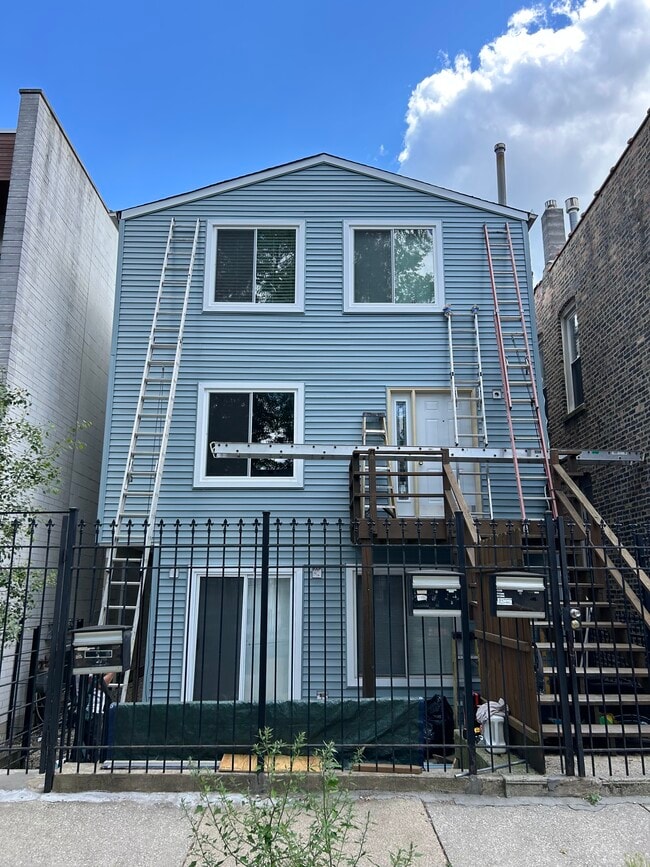 Building Photo - 1827 N Marshfield Ave