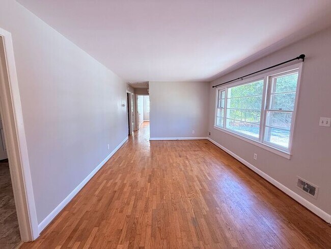 Building Photo - RENT SPECIAL! 3-4 BR Home! Large Brick hom...