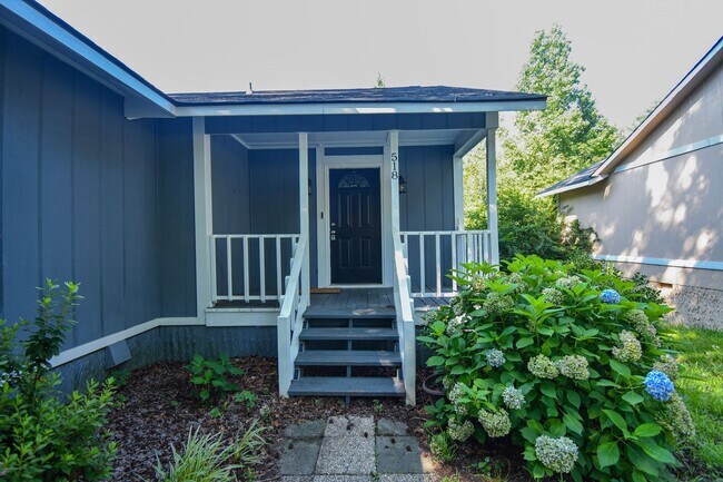 Building Photo - 3 Bedroom 2 Bathroom Home with Large Deck-...