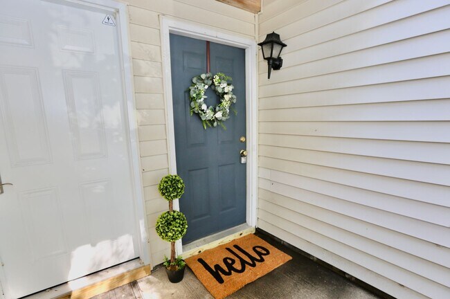 Building Photo - Available 08-12-24!  Updated 1st Floor/1-S...